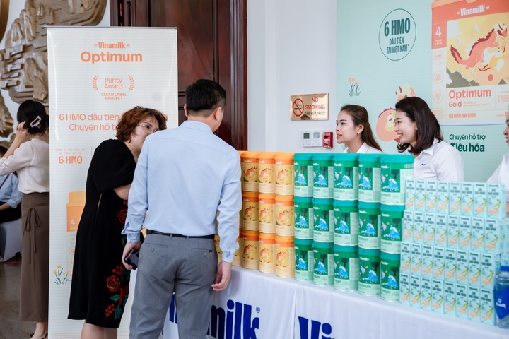 Các sản phẩm từ Vinamilk và Optimum đồng hành cùng Lễ phát động Tháng hành động vì trẻ em 2026. (Ảnh: VN)