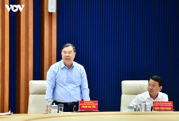 Phó Thủ tướng Thường trực Chính phủ Phạm Gia Túc phát biểu tại cuộc họp.