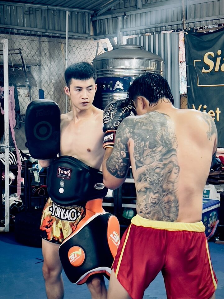 Ngoài diễn viên, Lưu Duy Khánh còn là HLV Muay Thái.