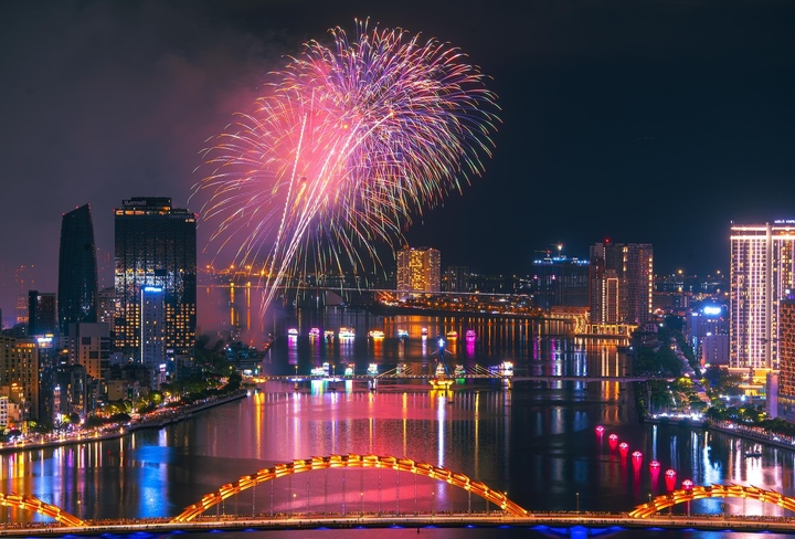 Từ các tầng cao, cư dân có thể bao quát toàn bộ không gian lễ hội, nơi pháo hoa, ánh sáng đô thị và dòng sông hòa quyện thành một bức tranh đa tầng đầy cảm xúc. (Ảnh: Văn Tuyền)
