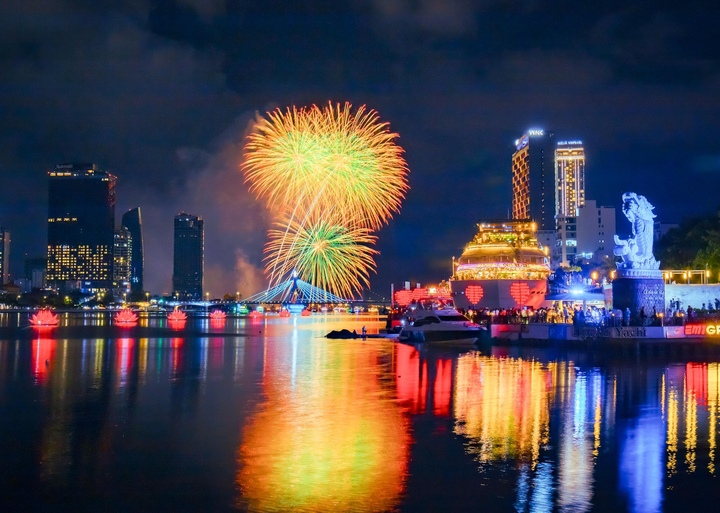 Khoảnh khắc pháo hoa bừng sáng phía xa, nổi bật trên nền trời, tạo nên điểm nhấn kiến trúc và cảnh quan đặc trưng của thành phố biển. (Ảnh: Quang Diệu)