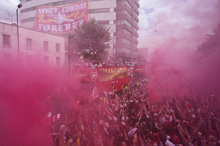 Sau lễ diễu hành, các cầu thủ Arsenal bắt đầu kỳ nghỉ. Dù vậy, có ít nhất 16 cầu thủ của đội bóng này tham dự World Cup 2026. Họ chỉ đươc về nhà hoặc đi nghỉ cùng gia đình trong ít ngày trước khi lên tập trung đội tuyển quốc gia. (Ảnh: AP)