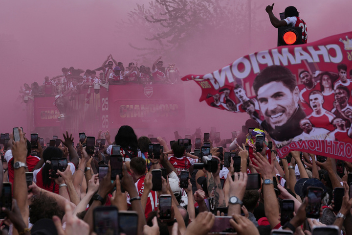 Sau hơn 6 năm dưới thời huấn luyện viên Mikel Arteta, thành tích của Arsenal vẫn có chiều hướng đi lên. Mùa này, ngoài chức vô địch Ngoại Hạng Anh, "Pháo thủ" còn vào chung kết Cúp Liên đoàn Anh và Champions League. Tổng cộng, đội bóng này thi đấu 63 trận (nhiều nhất trong tất cả các đội bóng thuộc 5 giải VĐQG hàng đầu châu Âu).