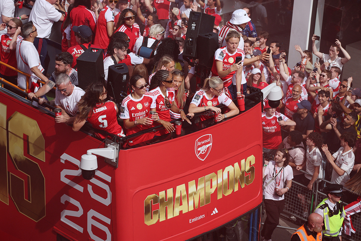 Đội nữ của Arsenal cũng tham gia lễ diễu hành với chức vô địch FIFA Women's Champions Cup - danh hiệu thế giới của bóng đá nữ cấp câu lạc bộ, tương đương FIFA Club World Cup của bóng đá nam. (Ảnh: Reuters)