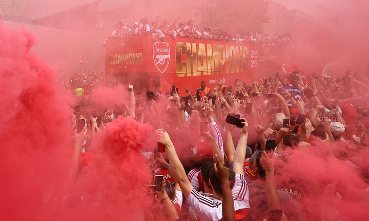 Theo tờ The Guardian, ước tính có khoảng 800.000 cổ động viên Arsenal tụ tập trên các tuyến đường đoàn xe đi qua để chung vui với đội bóng. (Ảnh: Reuters)