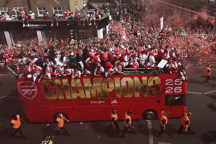 3 chiếc xe buýt 2 tầng chở các thành viên của Arsenal xuất phát từ sân vận động Emirates, đi qua các tuyến phố ở khu vực phía Bắc London. Cảnh sát địa phương cử 500 người tham gia bảo đảm an ninh cho sự kiện và cấm đường đến 20h (giờ địa phương).