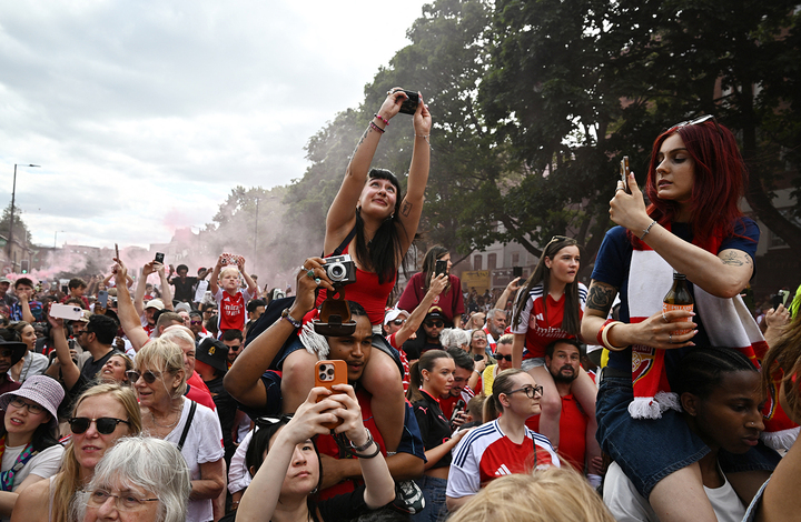 Lần gần nhất Arsenal tổ chức diễu hành rước cúp là năm 2014 khi đội bóng này giành chức vô địch FA Cup, chấm dứt 9 năm không danh hiệu dưới thời huấn luyện viên Arsene Wenger. Đội trưởng ra sân nhiều nhất của Arsenal khi đó chính là Mikel Arteta, huấn luyện viên trưởng hiện tại của "Pháo thủ".