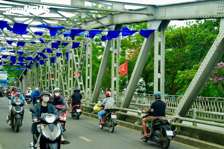 Cầu Trường Tiền được khởi công xây dựng năm 1897 dưới thời vua Thành Thái và hoàn thành vào năm 1899. Công trình do hãng Eiffel của Pháp thi công, có chiều dài 401m, rộng 6,2m với 6 nhịp dầm thép hình bán nguyệt đặc trưng.