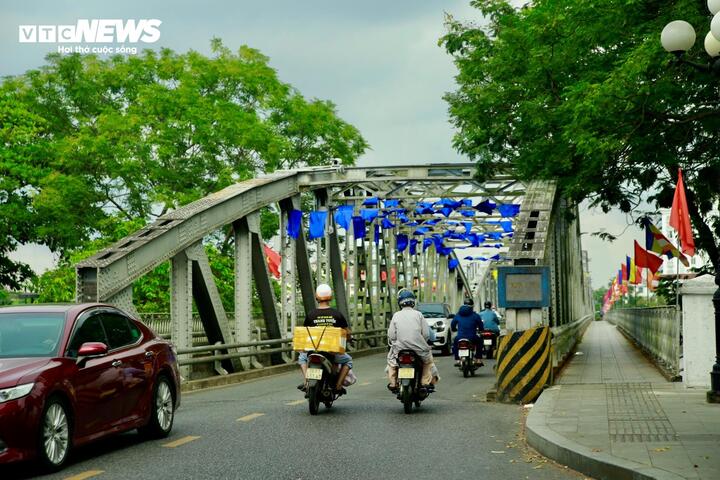Theo các tài liệu, trong lịch sử cầu Trường Tiền nhiều lần bị tàn phá bởi thiên tai và chiến tranh. Năm 1904, cơn bão năm Thìn khiến công trình hư hỏng nặng. Hai năm sau, cây cầu được sửa chữa, gia cố bằng kết cấu bê tông cốt thép. Đến năm 1937, cầu được đại trùng tu với nhiều thay đổi đáng kể.