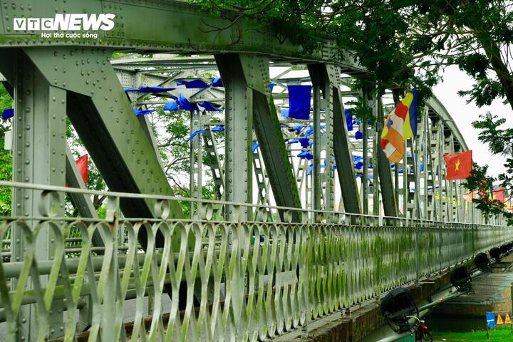 Trải qua thời gian, hiện nay, một số hạng mục trên cầu Trường Tiền bắt đầu xuất hiện tình trạng xuống cấp, nhiều đoạn rêu xanh phủ kín làm đổi màu lớp sơn nguyên bản.