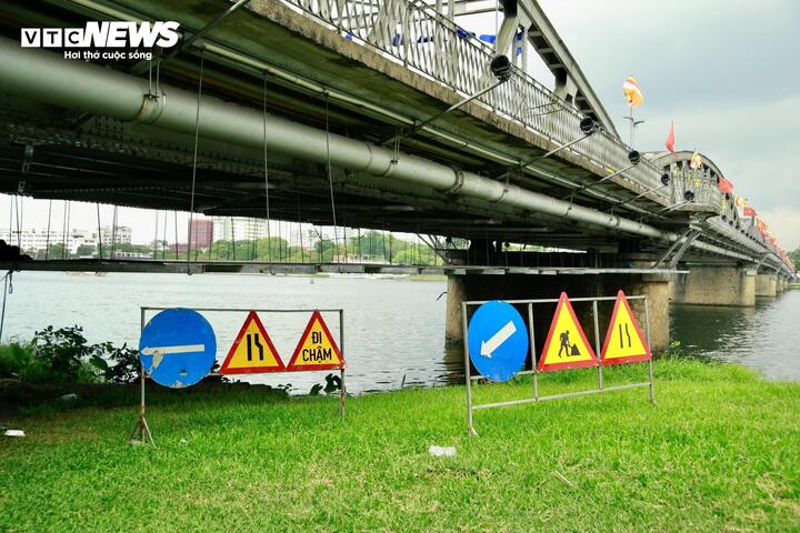 Cùng với những thăng trầm lịch sử, cây cầu cũng nhiều lần thay đổi tên gọi. Từ tên Thành Thái khi mới xây dựng, đến Clémenceau dưới thời Pháp thuộc, Nguyễn Hoàng sau Cách mạng Tháng Tám và Tràng Tiền sau lần trùng tu năm 1995. Dù mang tên gọi nào, trong tâm thức người dân Huế, cây cầu vẫn luôn là cầu Trường Tiền.