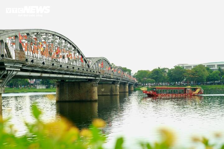 Theo đó, cầu Trường Tiền sẽ bắt đầu đợt sửa chữa kéo dài trong vòng 150 ngày kể từ đầu tháng 6/2025 . Việc thi công dựa theo văn bản trước đó của Ban Quản lý dự án đường bộ miền Trung (Cục Đường bộ Việt Nam) gửi UBND thành phố Huế.