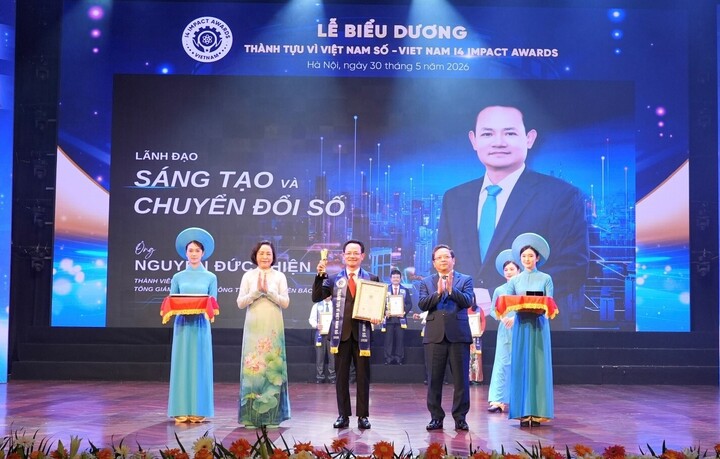 Bà Nguyễn Thị Thanh, Phó Chủ tịch Quốc hội khóa XVI và ông Nguyễn Đức Hiển, Phó Trưởng Ban Chính sách, Chiến lược Trung ương trao giải thưởng “Lãnh đạo Sáng tạo và Chuyển đổi số” trong Chương trình Biểu dương Thành tựu tác động vì Việt Nam số - Viet Nam I4 Impact Awards 2026 cho ông Nguyễn Đức Thiện, Tổng Giám đốc EVNNPC.