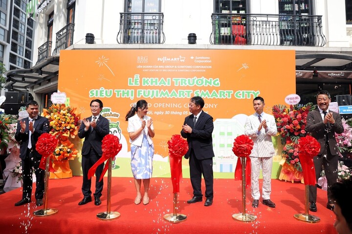 Các đại biểu cắt băng khai trương siêu thị FujiMart Smart City Hà Nội.