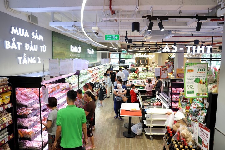 Không gian mua sắm tại siêu thị FujiMart Smart City Hà Nội.