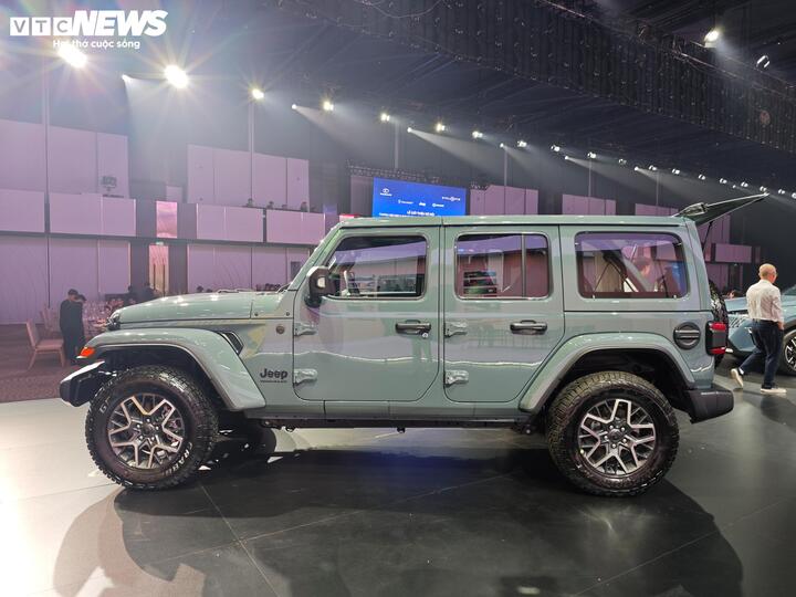 Tổng thể diện mạo vuông vức và cơ bắp đặc trưng của Jeep Wrangler đời 2026 vừa về Việt Nam.
