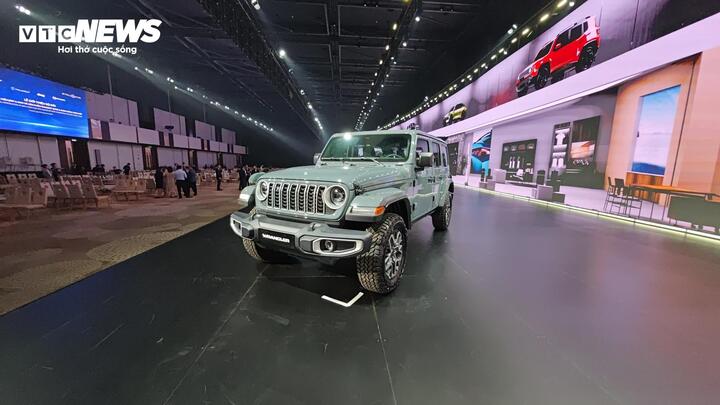 Với mức giá mới giảm tới gần 900 triệu đồng, Jeep Wrangler tiếp tục là lựa chọn độc ngách cho khách hàng mê địa hình.