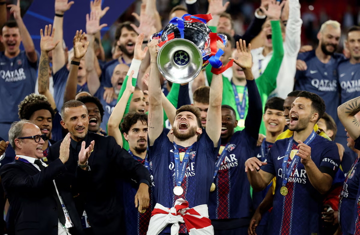 Khvicha Kvaratskhelia được UEFA trao danh hiệu Cầu thủ xuất sắc nhất mùa giải Champions League 2025-2026. (Nguồn: Reuters)