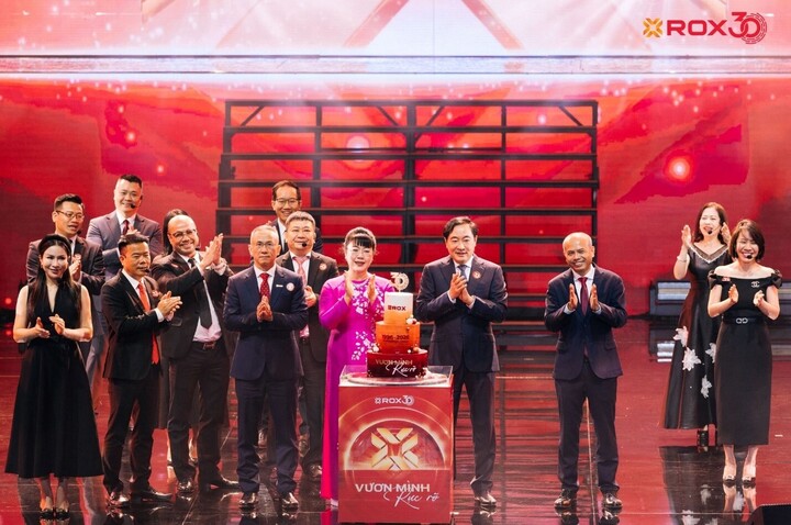 Ban lãnh đạo cùng các cán bộ nhân viên của ROX Group trên sân khấu chúc mừng Tập đoàn tròn 30 tuổi.