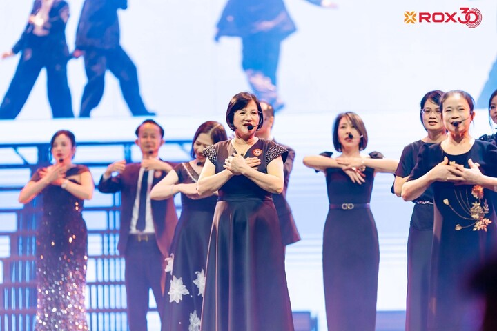 Những gương mặt gắn bó nhiều năm với ROX cùng hội tụ trên sân khấu tuổi 30, mang theo câu chuyện về sự tận tâm và đồng hành bền bỉ.