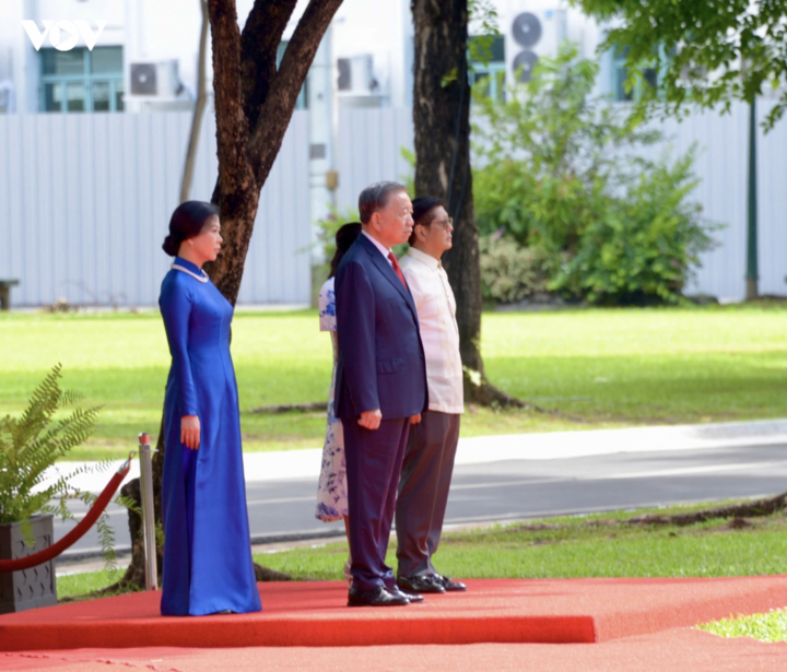 Tổng thống Philippines và Phu nhân và Tổng Bí thư, Chủ tịch nước Tô Lâm cùng Phu nhân đứng trên bục danh dự