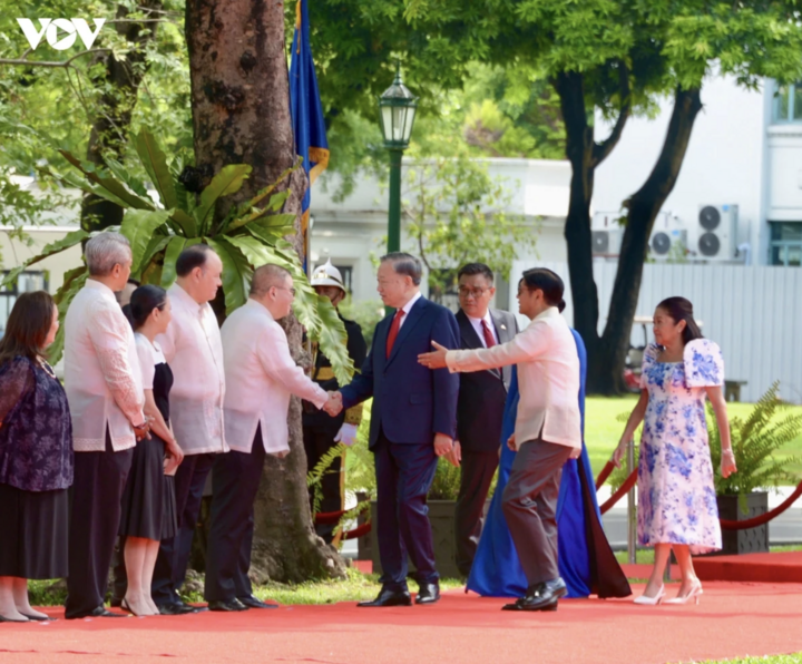Tổng thống Philippines giới thiệu thành phần đại biểu cấp cao Philippines tham dự lễ đón