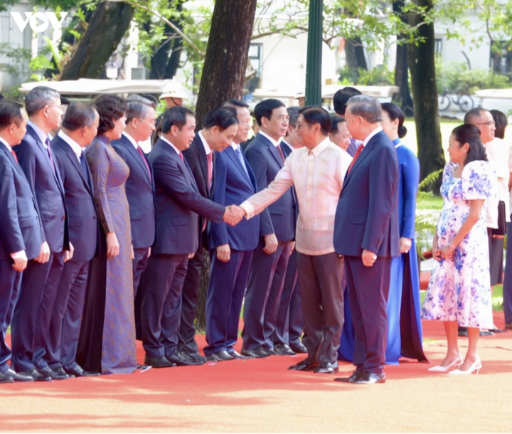 Tổng Bí thư, Chủ tịch nước Tô Lâm và Phu nhân Tổng Bí thư, Chủ tịch nước Tô Lâm giới thiệu thành phần đoàn đại biểu cấp cao Việt Nam tham gia chuyến thăm cấp Nhà nước Philippines.