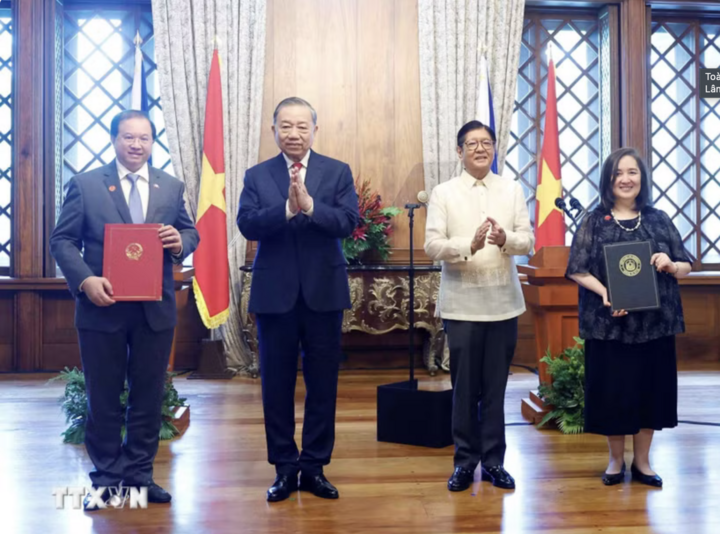 Sau cuộc hội đàm, Tổng Bí thư, Chủ tịch nước Tô Lâm và Tổng thống Ferdinand Marcos Jr. đã chứng kiến lễ ký kết và trao nhiều văn kiện hợp tác trong các lĩnh vực quốc phòng, đào tạo và du lịch.