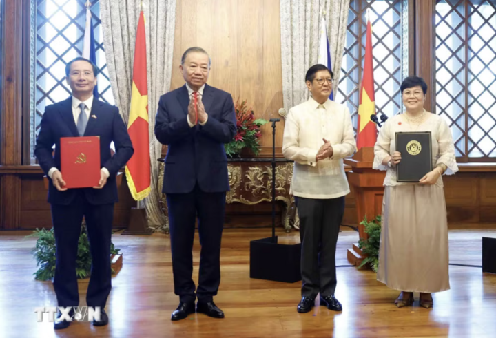 Tổng Bí thư, Chủ tịch nước Tô Lâm và Tổng thống Philippines Ferdinand Romualdez Marcos Jr. chứng kiến lễ trao các văn kiện hợp tác giữa hai nước. (Ảnh: Thống Nhất/TTXVN)