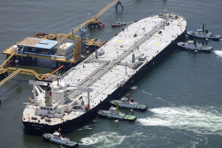 Japonský ropný tanker „Idemitsu Maru“ po plavbě Hormuzským průlivem v dubnu zakotvil v přístavu Čita ve středním Japonsku. (Foto: AP)