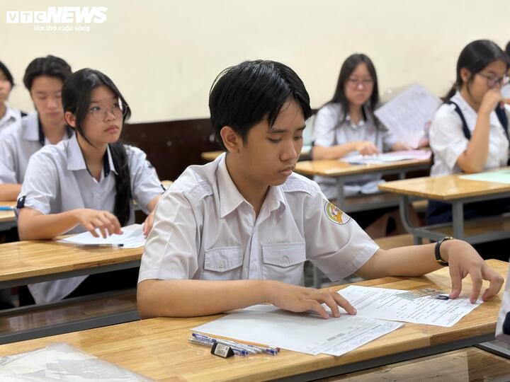 Thí sinh tại điểm thi Trường THCS Võ Trường Toản, phường Sài Gòn.