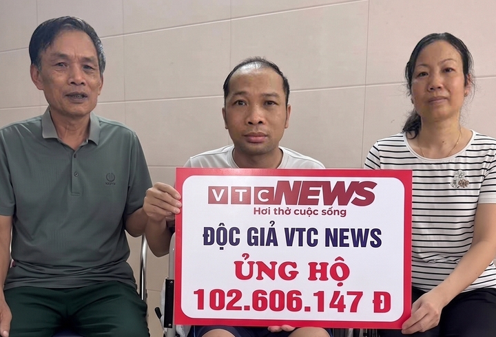 Nhận được số tiền hỗ trợ, gia đình anh Hải vô cùng xúc động.