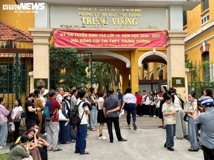 Tại điểm thi Trường THPT Trưng Vương, từ sáng sớm, rất đông phụ huynh đưa con đến điểm thi. Công tác bảo đảm an ninh, trật tự được thực hiện nghiêm ngặt khu vực trong và ngoài điểm thi.