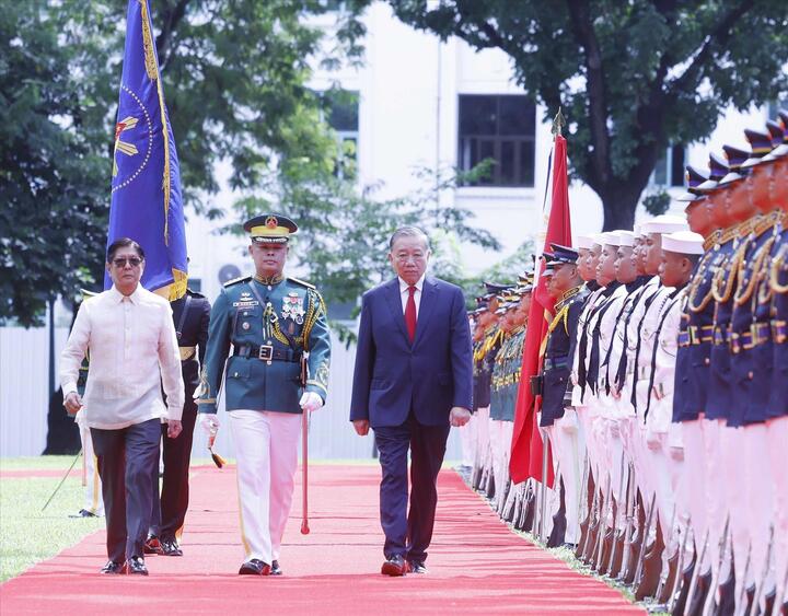 Tổng Bí thư, Chủ tịch nước Tô Lâm và Tổng thống Philippines Ferdinand Romualdez Marcos Jr. duyệt Đội danh dự. Ảnh: Thống Nhất – TTXVN