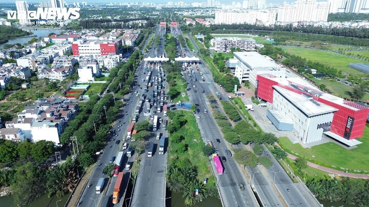 Trong dự thảo mới nhất về đề án chuyển đổi xanh lĩnh vực giao thông tại TP.HCM, vùng phát thải thấp được đề xuất nới rộng, là khu vực bên trong các tuyến vành đai hạn chế xe tải. (Ảnh: Q. Nguyễn)