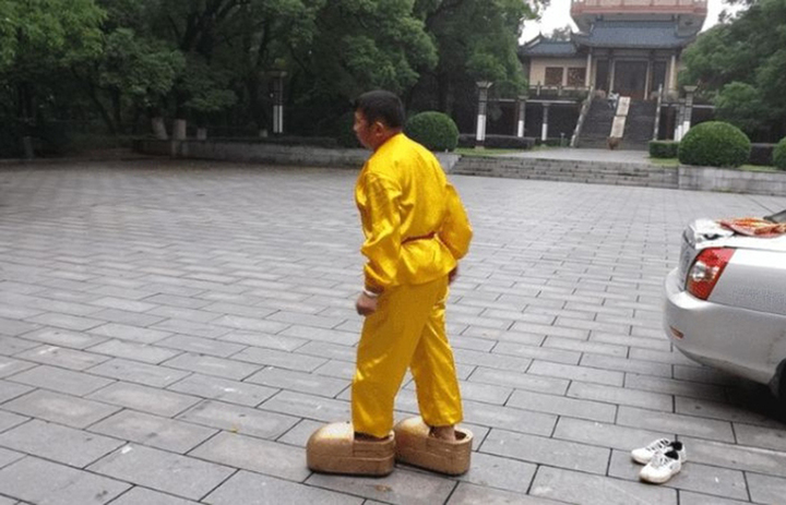 Ông Trương Chính Huy đi đôi giày bằng sắt nặng hơn 100 kg