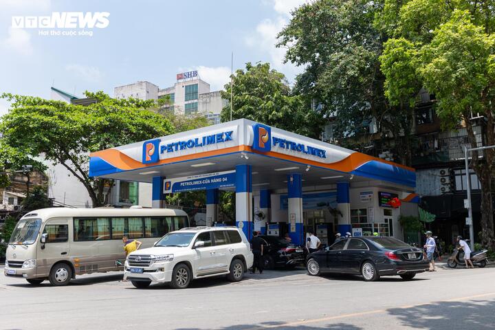 Ghi nhận tại nhiều cửa hàng xăng dầu ở Hà Nội cho thấy hoạt động kinh doanh diễn ra ổn định và khách hàng dường như đã quen với loại xăng mới, không còn bất ngờ hay e ngại như trước.