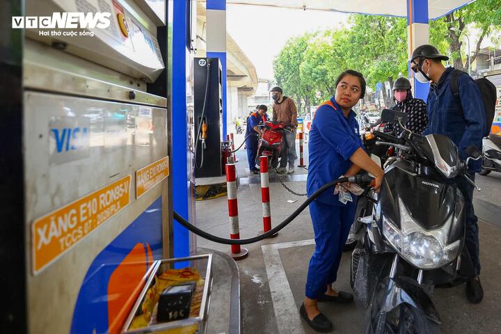 "Tôi đã vệ sinh bình xăng trước khi chuyển sang sử dụng E10 để yên tâm hơn. Tôi không nhận thấy có sự bất thường nào khi dùng loại xăng mới", anh Hoàng (phường Cầu Giấy) chia sẻ.