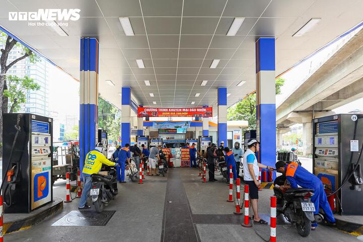 Tại một cây xăng trên đường Láng, nhiều phương tiện xếp hàng chờ đổ xăng E10 và cũng không còn đặt câu hỏi về chất lượng xăng sinh học.