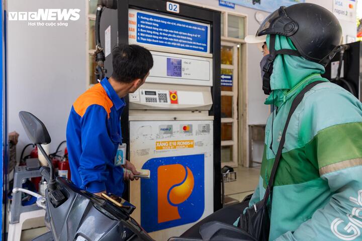 Hôm nay, xăng khoáng RON95 cũng chính thức dừng bán.
