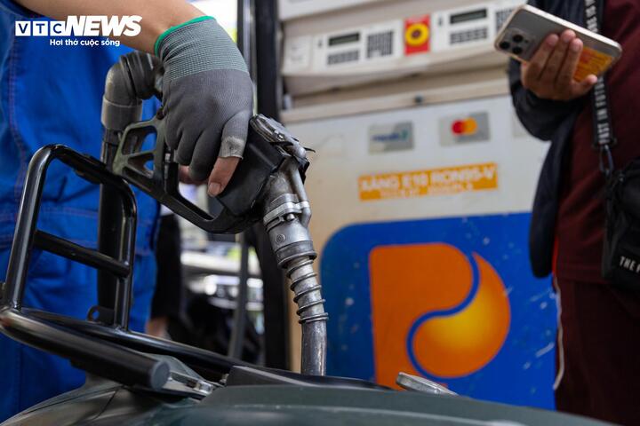 Xăng E10 là loại nhiên liệu được pha trộn 10% ethanol sinh học với 90% xăng khoáng, có khả năng giảm lượng khí thải carbon và góp phần hạn chế sự phụ thuộc vào nhiên liệu hóa thạch.