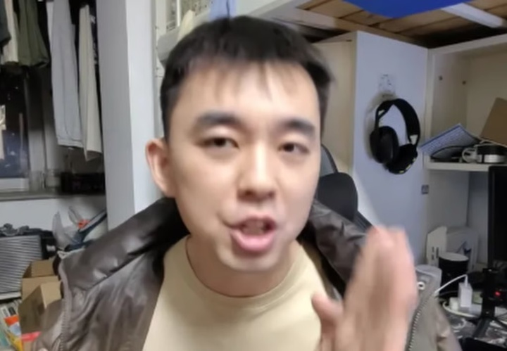 Geng Hongwei đang nói về các phương pháp anh sử dụng để kiểm tra các công trình nghiên cứu học thuật. (Ảnh: QQ)