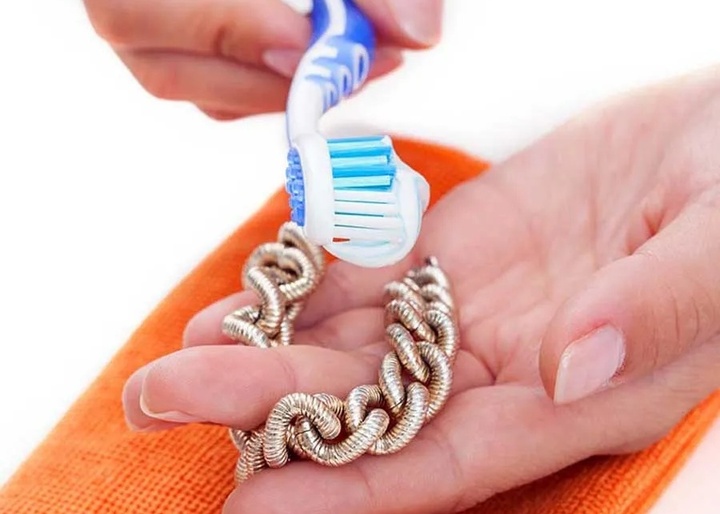 Sử dụng kem đánh răng để làm sạch, bóng bạc là cách dễ dàng ai cũng có thể làm. (Ảnh: TP)