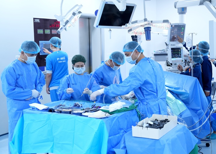 Ca ghép thận tại Tâm Anh được thực hiện bởi ê kíp gồm các chuyên gia đầu ngành, vận hành quy trình ghép tạng đồng bộ trong hệ thống phòng mổ vô khuẩn hiện đại.