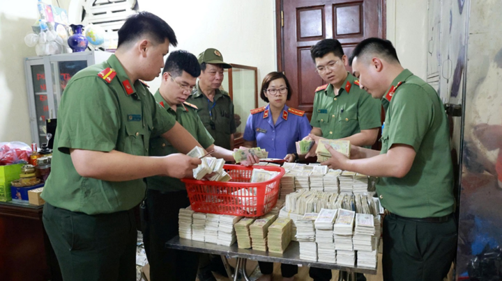 Lực lượng công an khám xét, thu thập tài liệu, tiền mặt phục vụ công tác điều tra. (Ảnh Công an Lạng Sơn).