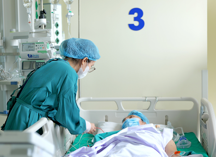 Phòng áp lực dương của Bệnh viện Đa khoa Tâm Anh có hệ thống trang thiết bị hiện đại như monitor đa chức năng, hệ thống theo dõi huyết động Uscom và máy truyền dịch tốc độ cao nhằm kiểm soát sát sao từng chỉ số hồi phục của người bệnh. (Ảnh: BVĐK Tâm Anh)