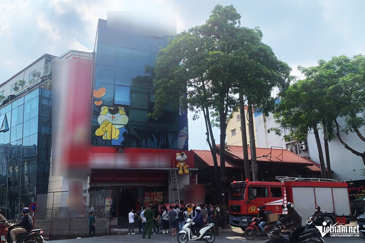 Vụ cháy xảy ra trong siêu thị ở tầng 1 của ngôi nhà trên đường Lạc Long Quân. (Ảnh: Đình Hiếu)