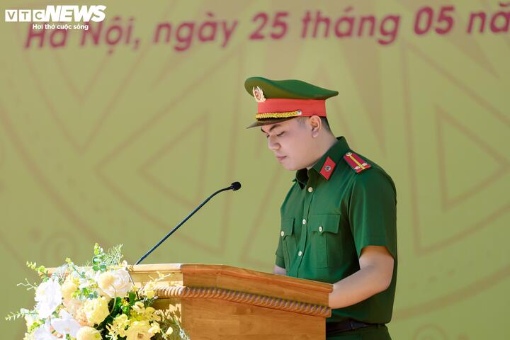 Trung úy Lê Xuân Đạt, đại diện 508 học viên khóa D47, phát biểu tại lễ bế giảng Học viện Cảnh sát nhân dân.