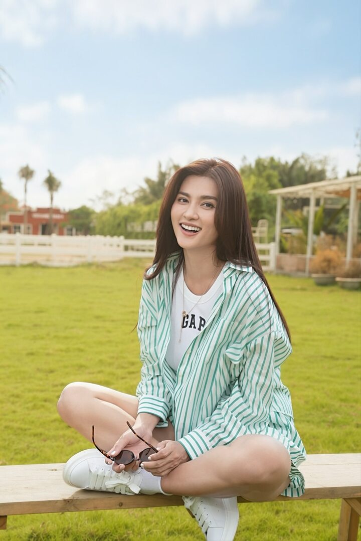 Kim Tuyến sinh năm 1987, nổi tiếng cách đây hơn 20 năm từ khi tham gia cuộc thi "Phụ nữ thế kỷ 21". Sau đó, cô lấn sân lĩnh vực phim ảnh, ghi dấu ấn với các phim "Chuyện tình đảo ngọc", "Tuổi thanh xuân", "Mộng phù hoa"...
