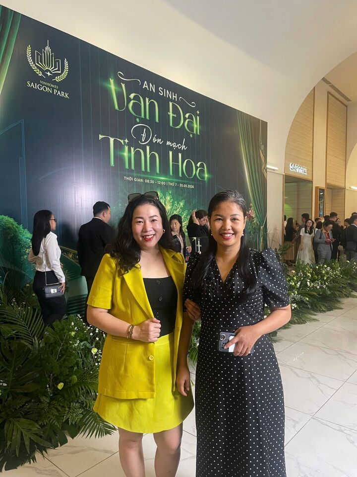 Chị Mai (váy chấm bi) rất hào hứng vì đã tìm được một nơi an toàn và lý tưởng cho tương lai các con tại Vinhomes Sài Gòn Park.